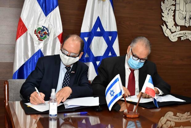Funcionarios durante la firma del acuerdo.