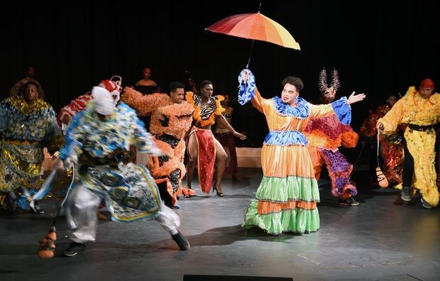 Durante el acto de inauguración, se presentó la obra teatral Los Diablos, que aborda las raíces del carnaval y de la identidad cultural dominicana.
