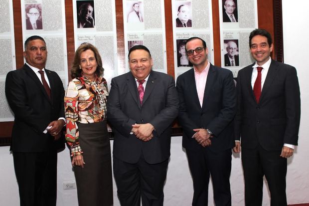 Miguel Reyes en el centro junto a personalidades.