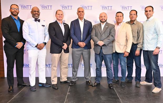 En el centro, el presidente de la RNTT, Armando Rivas, junto a miembros de esa organización.