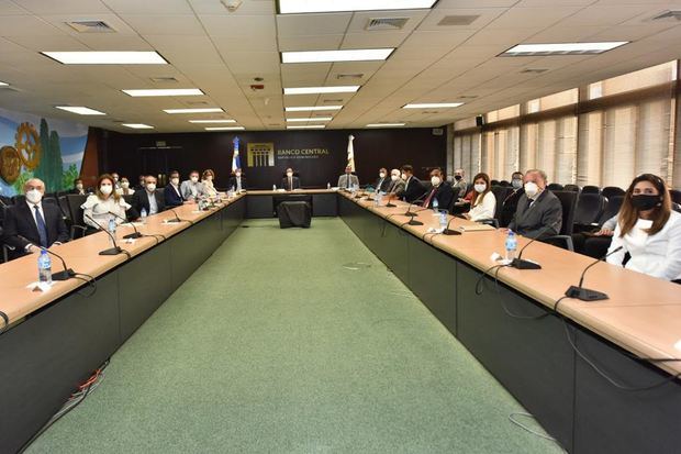 El Gobernador del Banco Central de la República Dominicana, BCRD, Lic. Héctor Valdez Albizu en la reunión con las diferentes entidades.