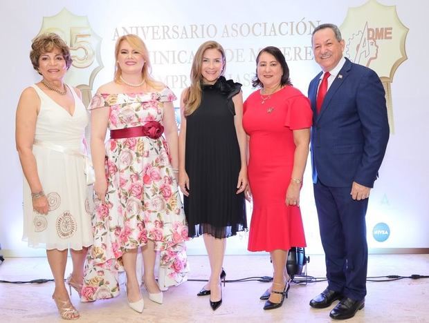 Aida Josefina Troncoso, Denisse Sánchez, Carolina Mejía, Santa Peralta y Porfirio Peralta.