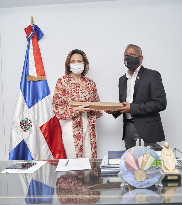 La Presidenta del Voluntariado Banreservas visita al Consulado de la República Dominicana en España.