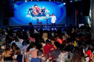 La González triunfa en Hard Rock Live con humor a la dominicana