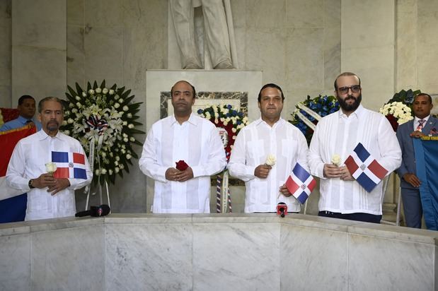 Samuel Pereyra, presidente ejecutivo de Banreservas y
Juan Pablo Uribe, presidente de la Comisión de Efemérides Patrias
encabezaron la ceremonia de ofrenda floral.