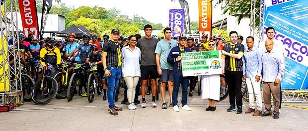 Ejecutivos de la empresa Calizamar, organizadores del evento ciclístico, hacen entrega de un donativo de 235 mil pesos a las monjas representantes del Hospicio San Vicente de Paúl.