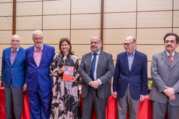 Bernardo Vega, José Del Castillo, Vice Presidenta Raquel Peña, Pablo Gómez Borbón, Frank Moya Pons y Tony Raful.