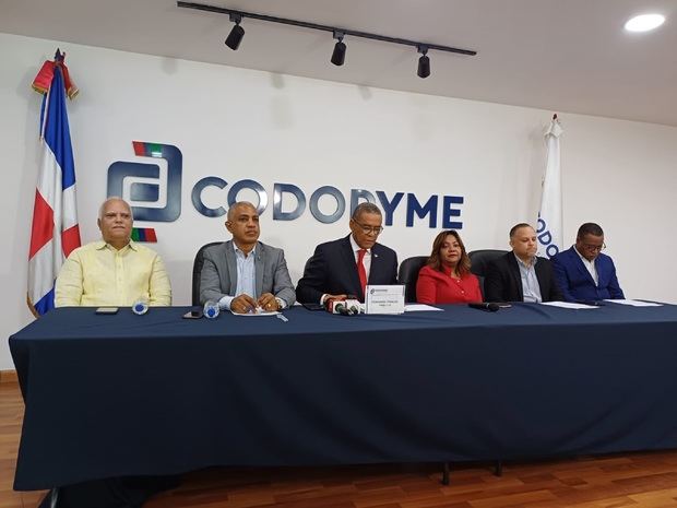 Isaachar Burgos, Marino de Dios, Fernando Pinales, presidente de Codopyme_ Amarilys Duran Salas, Rene Rivas, y Francisco Mateo Minaya.