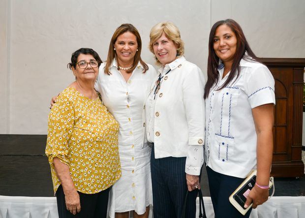 Rosa Merette, Rosa María García, Rosa Garcìa y Aurora Rosario.
