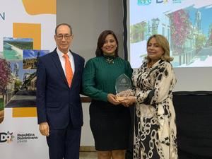 Yenny Polanco Lovera recibe homenaje en la Bolsa Tur&#237;stica del Caribe 2024