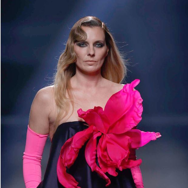 La modelo Alejandra Osborne, hija de Bertín Osborne, desfila con las creaciones de la firma Roberto Diz durante la 75 edición de la Mercedes-Benz Fashion Week Madrid, este jueves en el recinto ferial Ifema de la capital.
