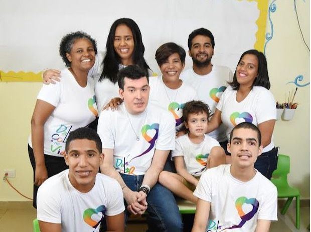 Odile Villavizar, presidenta de la fundación, junto a parte de los jóvenes y niños de la fundación y terapeutas.