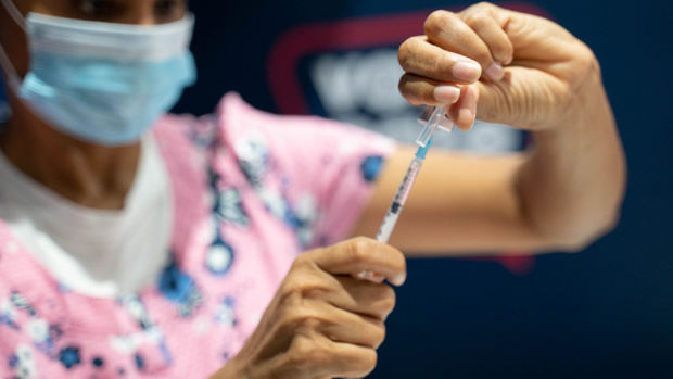 República Dominicana comenzará a aplicar la tercera dosis de la vacuna contra la covid-19 de forma inmediata, a pesar de las recomendaciones de la Organización Panamericana de la Salud (OPS), anunció este miércoles el Gobierno.
