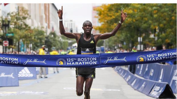 El keniano Benson Kipruto llegando a la meta de la Maratón de Boston de 2021, en una fotografía de archivo.