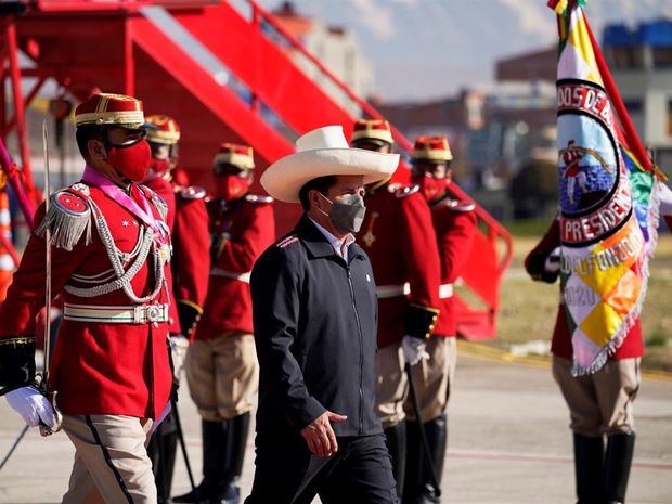 El presidente de Perú, Pedro Castillo (c), en una fotografía de archivo.