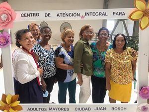 Desarrollan creatividad en el Centro Integral para Adultos Mayores de la Ciudad Juan Bosch