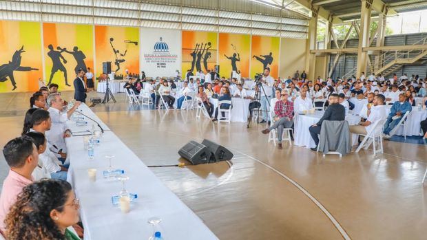 El Presidente Luis Abinader se dirigió al Polideportivo de Baní, donde sostuvo un almuerzo con 400 jóvenes de la provincia.