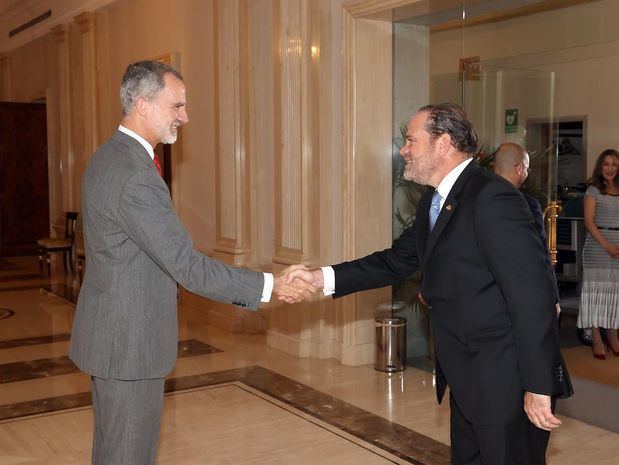 Su Majestad el Rey Felipe VI de España y El primer vicepresidente de la Cámara Oficial de Comercio de España en República Dominicana, Julio García Batista.