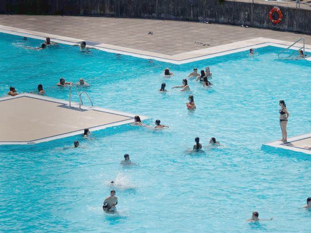 El aumento de las temperaturas produce un mayor consumo de agua en las piscinas.