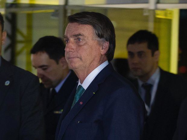 El presidente de Brasil, Jair Bolsonaro, llega para participar de una cena ofrecida a los jefes de Estado de lengua portuguesa, hoy en el Palácio Itamaraty en Brasilia, Brasil.
