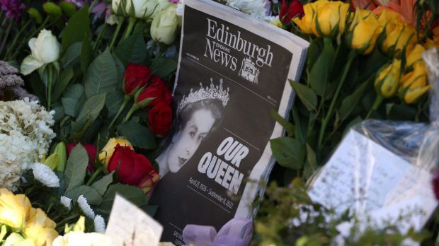 Flores y tributos en el Reino Unido en memoria de Isabel II.