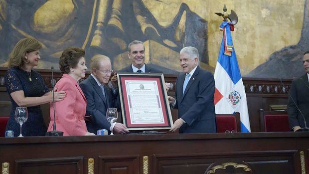 Senado reconoce a José Luis Corripio (Don Pepín) por sus aportes al país.