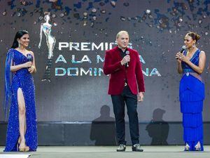 Tania Medina, Alex Macias y Paloma Almonte presentadores de los premios.