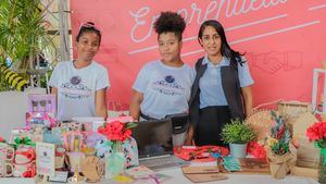 Jóvenes participan en Feria de Emprendimiento y Juventud en Higüey