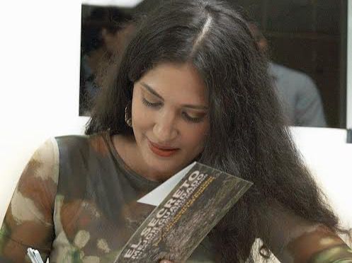 Raquel Yudith Mora, durante la firma el libro de poema titulado 'Coccotrinax argentea' .