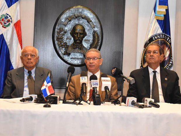 El presidente del Instituto Duartiano, Wilson Gómez Ramírez, el vicepresidente, Julio Manuel Rodríguez Grullón y el secretario general, Jacinto Pichardo Vicioso.
