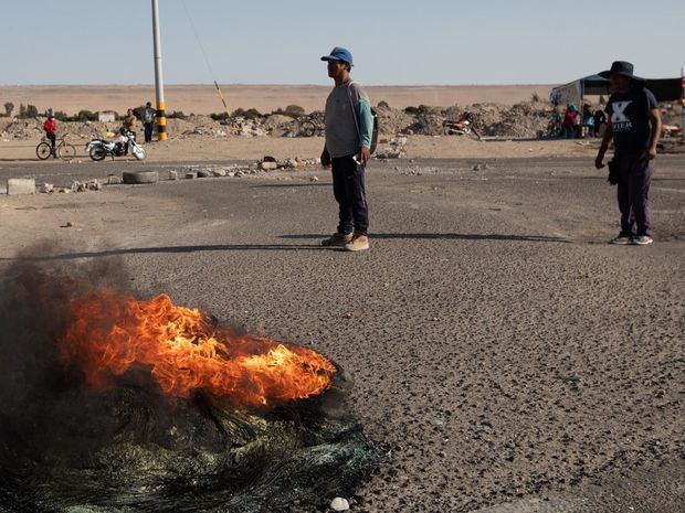 Cientos de manifestantes bloquean hoy, la carretera que une los países de Perú y Chile.
