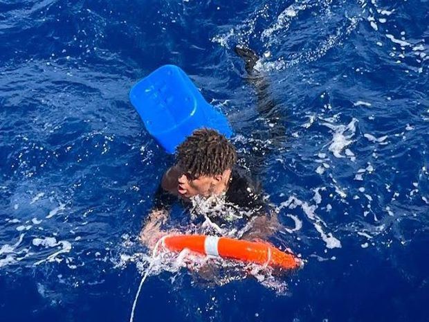 La Armada rescata a ocho de 12 personas que salieron en yola a Puerto Rico.