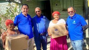 Fundación Dominicana de Urología Dr. Pablo Mateo realiza donaciones a lugareños del municipio de Vallejuelo