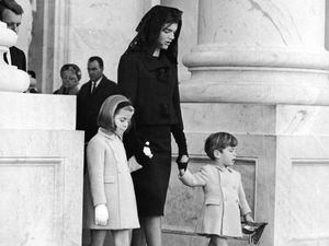 Jackie Kennedy junto a dos de sus hijos saliendo del funeral del presidente Kennedy.