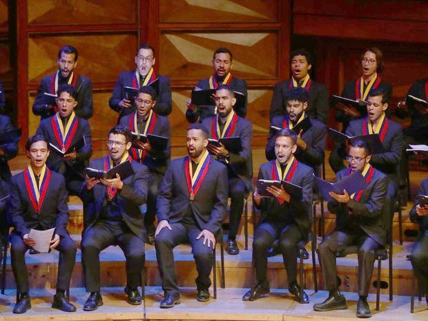 Miembros del Sistema de Orquestas de Venezuela participan en un homenaje al maestro a José Antonio Abreu, hoy, en Caracas (Venezuela).
