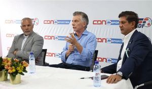 Mauricio Macri (c) al lado de presidente de la Federación Dominicana de Fútbol (Fedofútbol), Rubén García (i), y el de la Liga Dominicana de Fútbol (LDF) Manuel Estrella.
