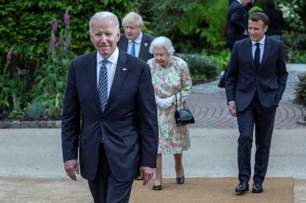 De izquierda a derecha, el presidente estadounidense Joe Biden, el primer ministro británico Boris Johnson, la reina Isabel II y el presidente francés Emmanuel Macron, durante la cumbre del G7 en Carbis Bay, en el Reino Unido.