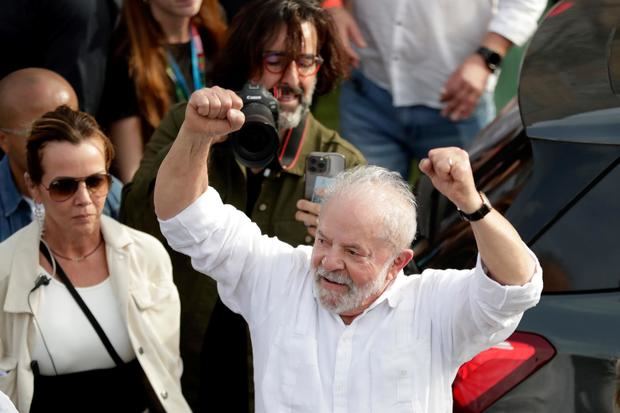 El exmandatario brasileño Luiz Inácio Lula da Silva, candidato para las elecciones presidenciales de octubre, saluda a sus simpatizantes.