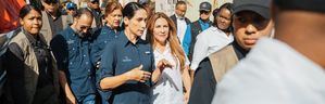 Carolina Mejía y primera Dama Raquel Arbaje recorren Los Girasoles Primero llevando aportes a las familias afectadas