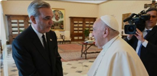 Luis Abinader y el papa Francisco.