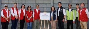 La reina Letizia (5i) posa durante su visita a las obras de la Escuela Taller Norte, este miércoles en Ciudad de Guatemala, dentro de su viaje de cooperación al país centroamericano.