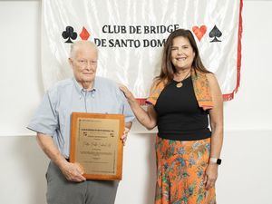 Pedro Pablo Cabral, presidente saliente, recibe un reconocimiento de manos de Sonia Villanueva de Brouwer, actual presidenta del Club de Bridge de Santo Domingo.