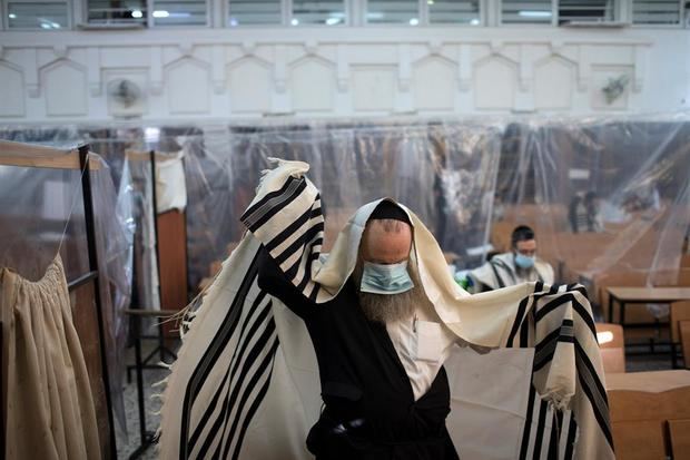 Un judío ultra-ortodoxo se protege con una mascarilla este jueves en una sinagoga de Jerusalén.