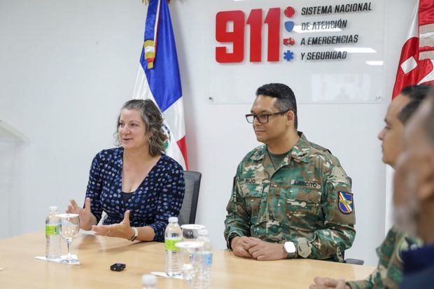 El director ejecutivo del 911, coronel piloto, Randolfo Rijo Gómez, ERD, y la señora Rebecca Márquez, directora del Centro Internacional de Asuntos Antinarcóticos y Aplicación de la Ley (INL) de la Embajada de los EE.UU.