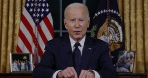 Biden promete retomar campaña pese a críticas