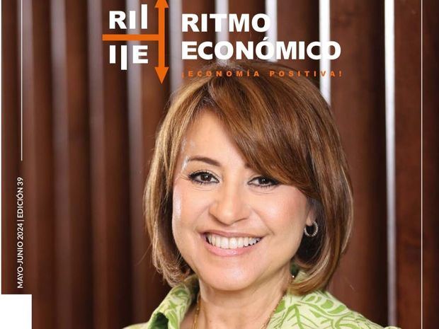 Rosanna Ruiz expositora, anivarsario décimo aniversario Revista Ritmo Económico.