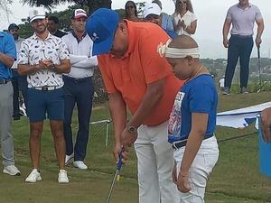 Rafael De Marchena realiza saque de honor en torneo de golf salvando vidas