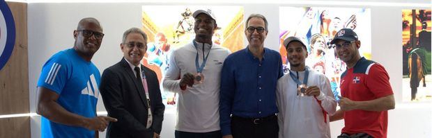 En el centro, los medallistas olímpicos Cristian Pinales y Yunior
Alcántara, junto al señor José Mármol y miembros de la delegación dominicana participante en
los Juegos Olímpicos de París 2024.