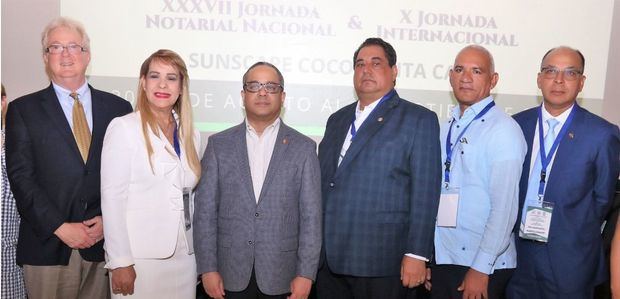 Desde la izquierda, el presidente del Notariado de Puerto Rico, Arsenio Comas; la presidenta del Colegio de Notario, Laura Sánchez Jiménez; el presidente del Tribunal Constitucional, Napoleón Lavandier; el vicepresidente del Colegio de Notarios, Jhon Richard Paniagua Feliz; el asesor del gremio, Pedro Rodríguez Montero; y el vocal Teófilo Rosario.