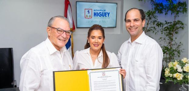 Frank Rainieri, Karina Aristy Cedeño y Frank Elías Rainieri.